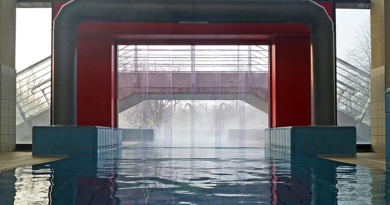Piscine chauffée ou piscine couverte : la question qui décide de tout