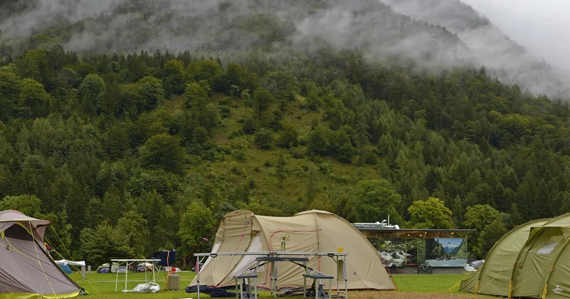 Camping familial : l’espace et la pluie priment sur tout le reste
